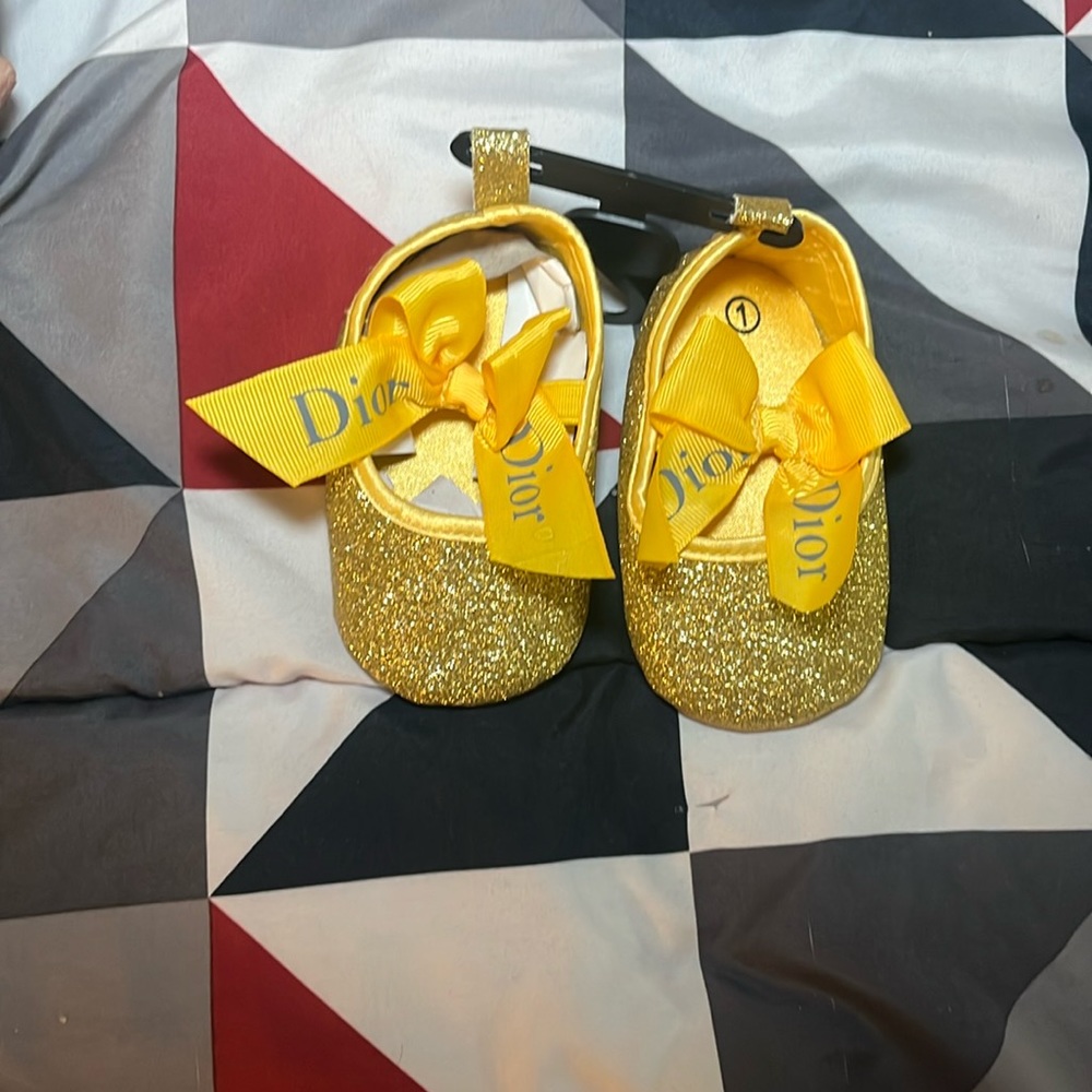 Infants yellow gold glitter Dior baby shoe NEW 🔥 size 1